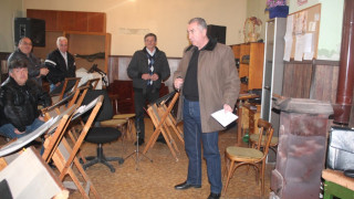 Огнян Ценков разговаря с оркестранти от общинския духов оркестър