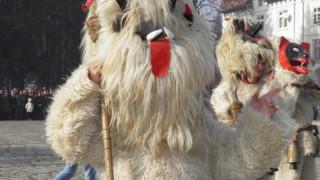 Кукери атакуват Крупник за кожени костюми