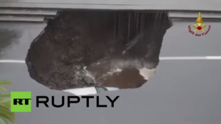 Кола пропадна в кратер на път в Италия (ВИДЕО)