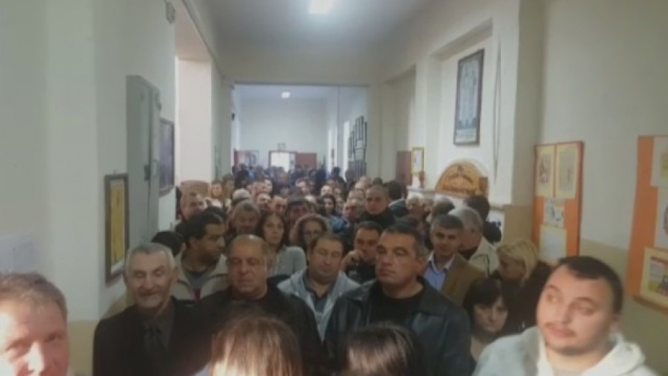 Опашки от избиратели пред секциите в Обзор | StandartNews.com