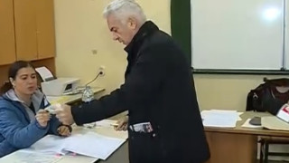 Волен Сидеров скъса бюлетината за референдума