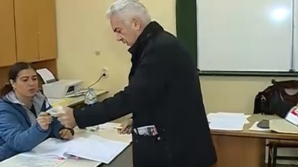 Волен Сидеров скъса бюлетината за референдума | StandartNews.com