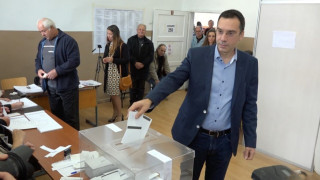 Димитър Николов грабна трети мандат в Бургас с 84%