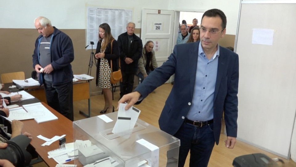 Димитър Николов грабна трети мандат в Бургас с 84% | StandartNews.com