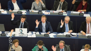 Наказаха евродепутат заради нацистки поздрав