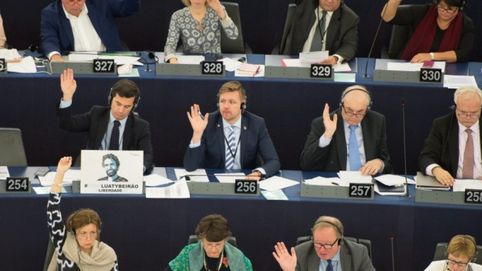 Наказаха евродепутат заради нацистки поздрав | StandartNews.com