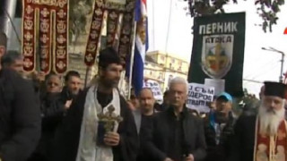 Свещеник и музика водят протеста на "Атака"