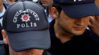 Турската полиция нахлу с водни оръдия в медия