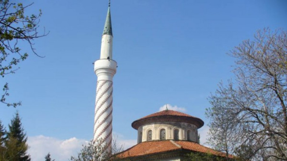 Фотоизложба с най – старите в България  джамии  гостува в Кърджали  | StandartNews.com