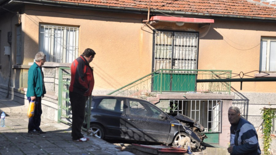 Пиян шофьор мина през ограда и паркира в двор на къща | StandartNews.com