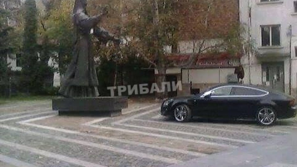 Наглец паркира пред паметника на Софроний Врачански | StandartNews.com