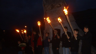 С факелно шествие ученици от Кърджали честват народните будители