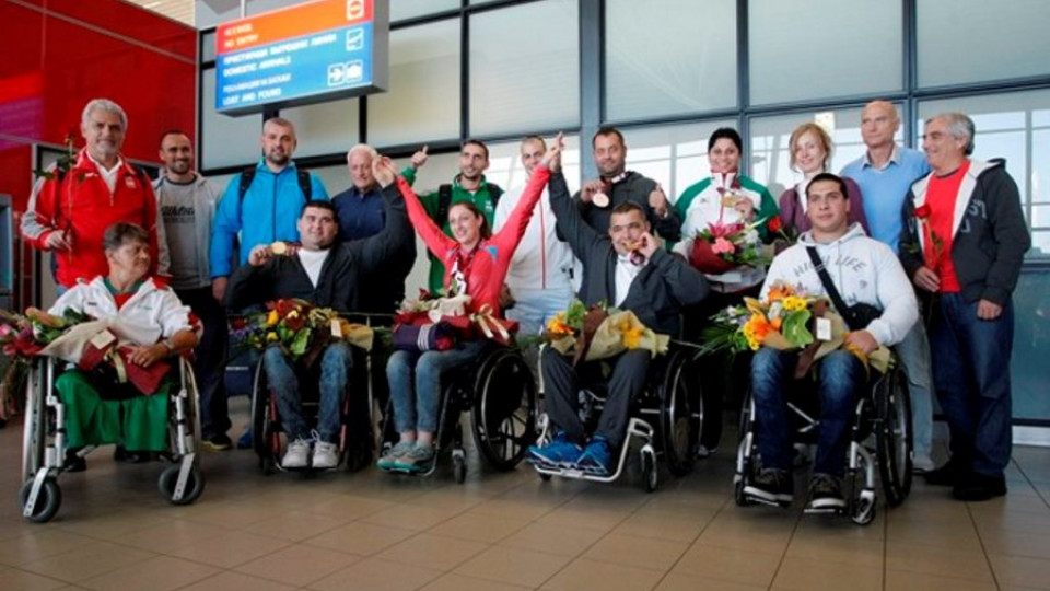 Посрещнаха параатлетите с цветя и поздравления от Кралев  | StandartNews.com