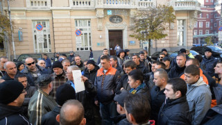 300 полицаи блокираха сградата на МФ