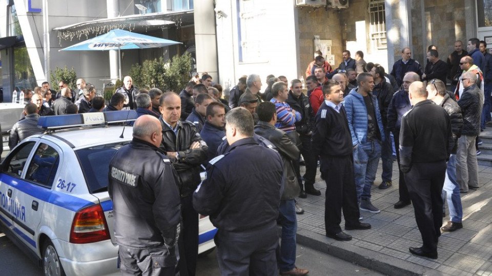 Полицаи от Хасково блокираха пътя към Димитровград и АМ "Марица" | StandartNews.com