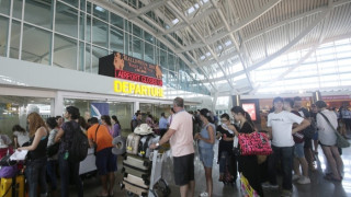 Затвориха летището на Бали заради изригване на вулкан