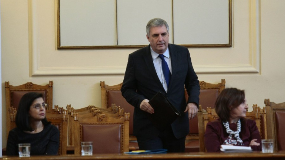 Миков към Калфин: Дясната ви политика обрича България | StandartNews.com