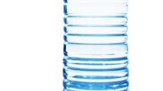 Дете пи водка, купена с бутилка от минерална вода
