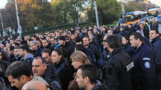 Втора вечер на полицейски протести в столицата