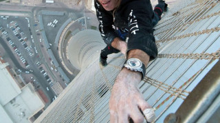 Човекът паяк изкачи 36 етажа с голи ръце