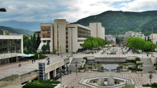 Дядо в болница след пожар в дома му