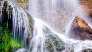 Водопад в Крушуна се срина, двама са затиснати