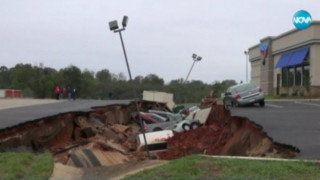 Дупка погълна над 10 коли в Мисисипи