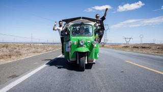 Младежи обикалят света с електромобил, минават през България