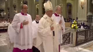 Папа Франциск отново се спъна пред олтара (ВИДЕО)