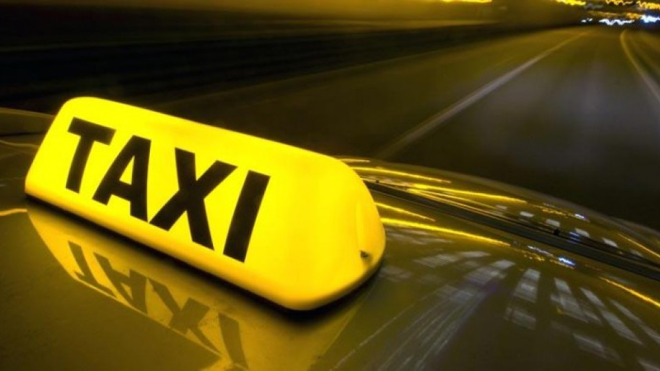 Такси се заби в офис на ГЕРБ-Враца | StandartNews.com