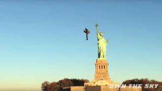 Човек полетя над Ню Йорк (ВИДЕО)