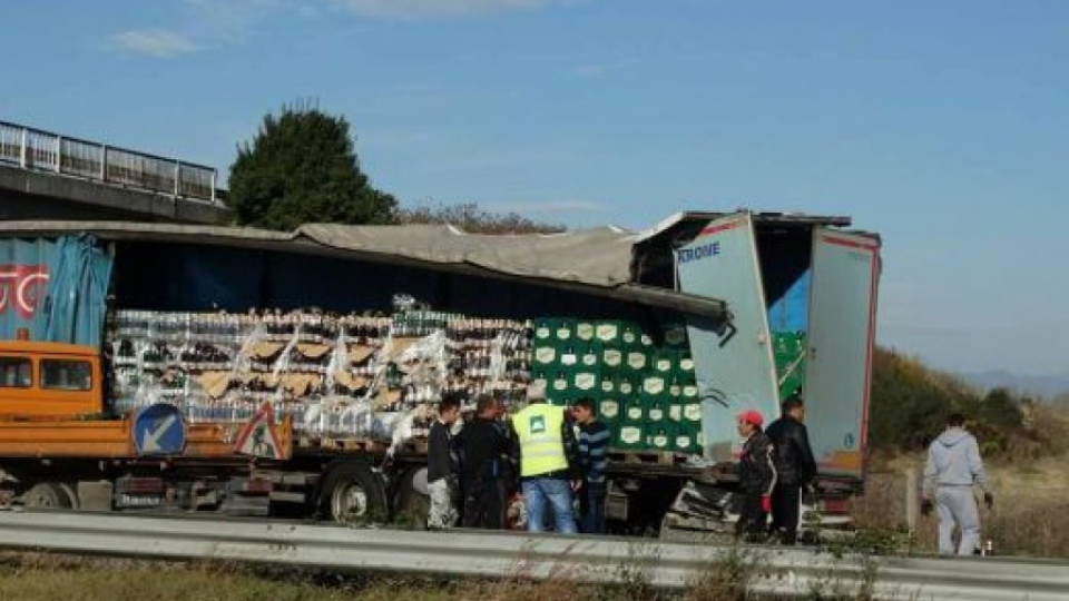 Бира се лее по "Тракия" след катастрофа между два камиона | StandartNews.com