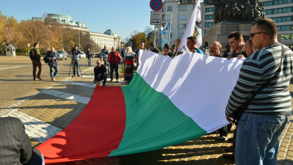 Скромен протест на полицаи пред НС | StandartNews.com