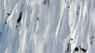Скиор се спаси след падане от 500 метра (ВИДЕО)