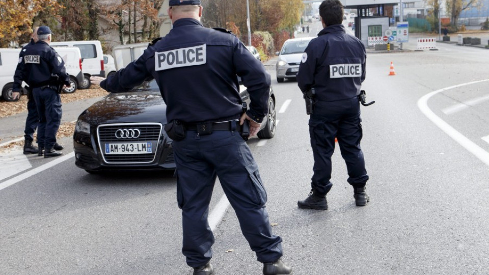 Френската полиция издирва черен Seat във връзка с атаките | StandartNews.com