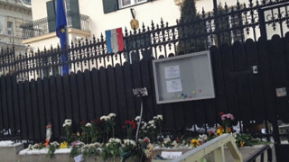 Десетки българи поднесоха цветя пред френското посолство