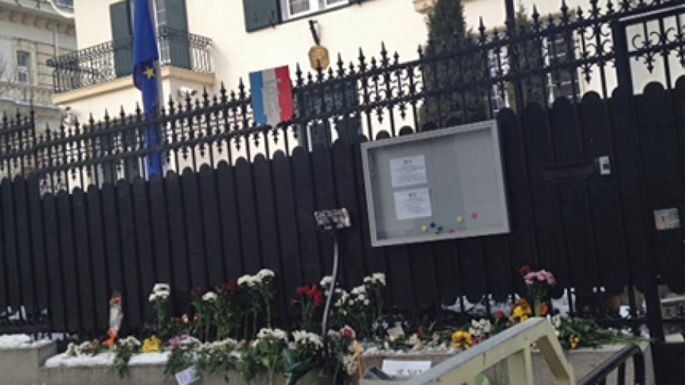 Десетки българи поднесоха цветя пред френското посолство | StandartNews.com