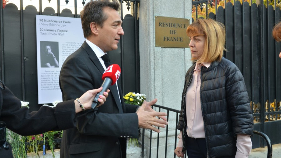 Стотици казаха "Не се страхуваме" пред френското посолство в София | StandartNews.com