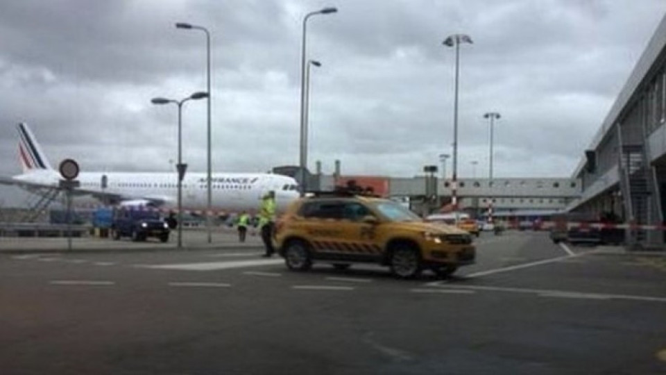 Приземиха самолет в Амстердам заради заплаха | StandartNews.com