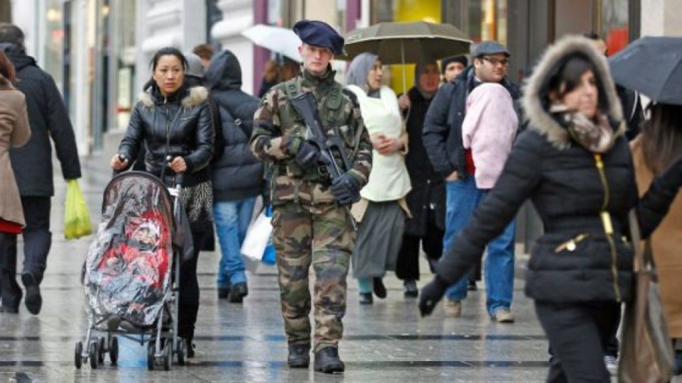 10 000 войници ще пазят Франция | StandartNews.com