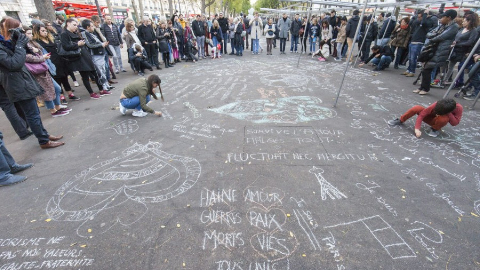 Парижани не се дават на страха | StandartNews.com