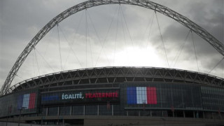 Футболистите на Франция кацнаха в Лондон, потънали в траур
