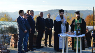 Възобновиха строеж на параклис в гробищен парк