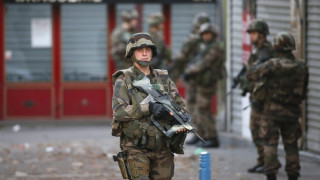 Двама загинали, петима полицаи са ранени при акцията в Париж