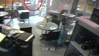 Първи кадри от атаката на ресторант в Париж (ВИДЕО)