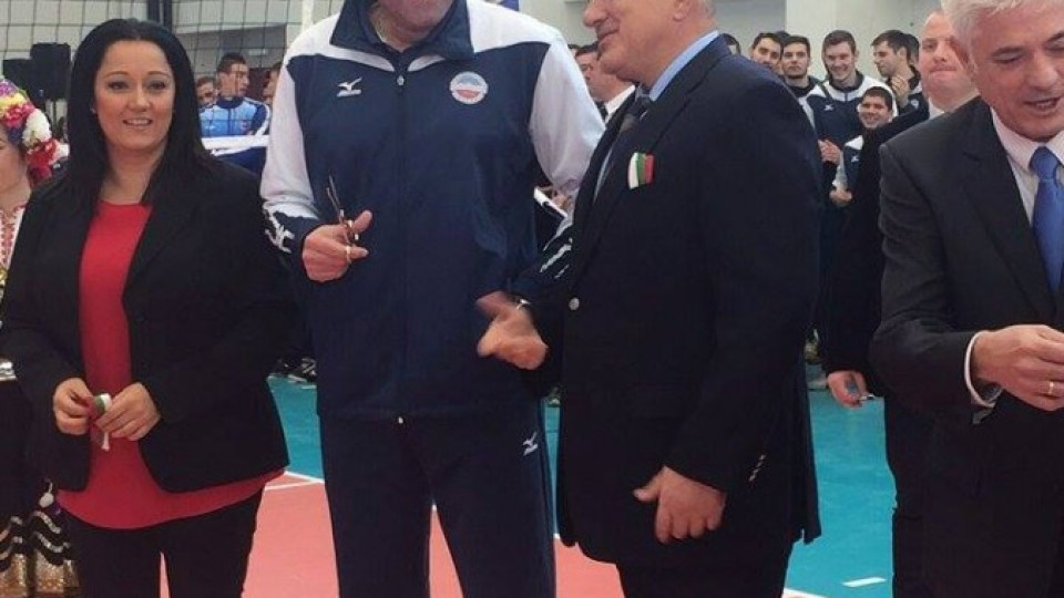 Борисов преряза лентата на новата спортна зала в Дупница | StandartNews.com