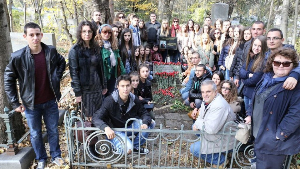 Ученици от Кърджали почетоха паметта на Дядо Славейков   | StandartNews.com