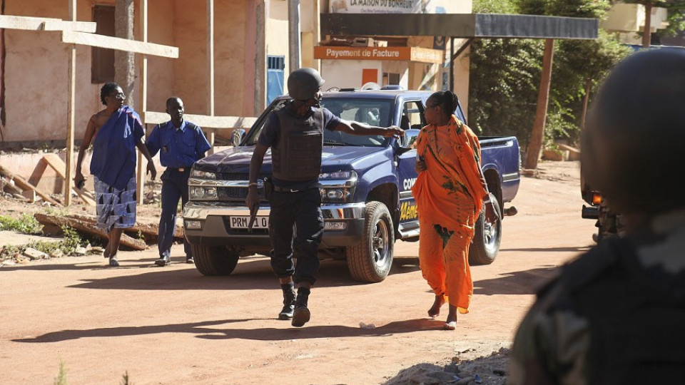 Издирват трима за нападението в Мали | StandartNews.com