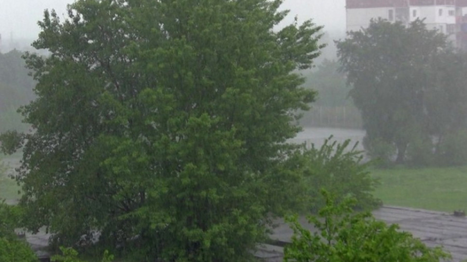 Бурният вятър остави два хотела в Бургас без прозорци | StandartNews.com