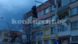 Ураганният вятър събори светофар във Враца